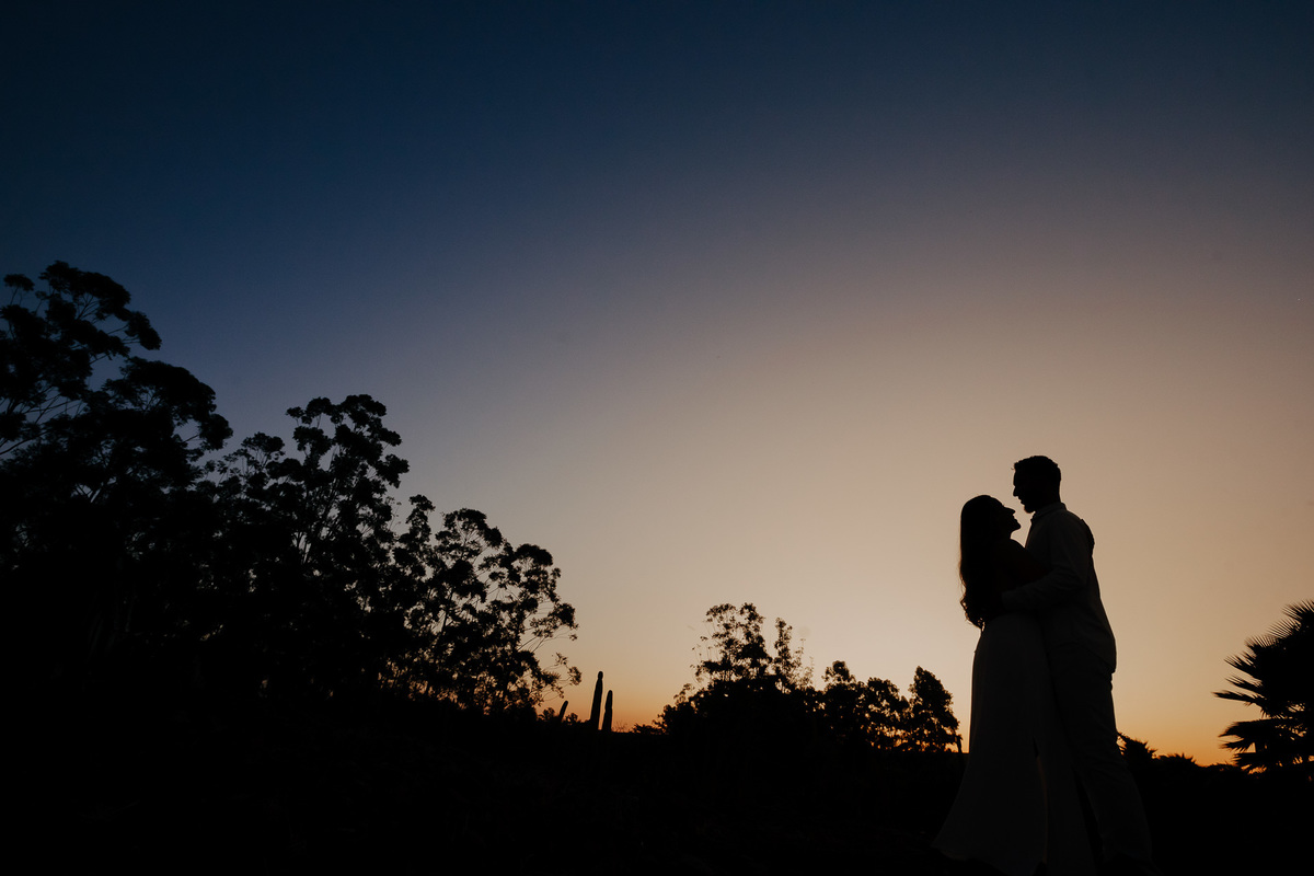ENSAIO PRE CASAMENTO OU PRE WEDDING REALIZADO NA FAZENDA DO EDEN GARDEN EM MARINGA NO PARANA E FOTOGRAFADO POR LUCAS DREHER COM UM CASAL LEVE DESCONTRAIDO DIVERTIDO E ALEGRE