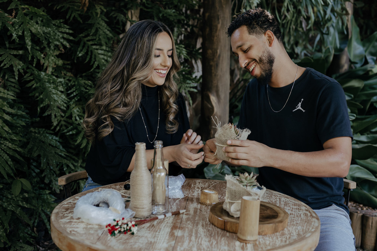 CASAL FAZENDO A DECORAÇÃO DO CASAMENTO JUNTOS EM UM MOMENTO MUITO INTIMO E DIVERTIDO