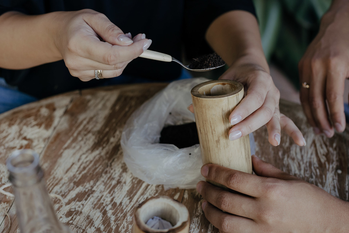 CASAL FAZENDO A DECORAÇÃO DO CASAMENTO JUNTOS EM UM MOMENTO MUITO INTIMO E DIVERTIDO
