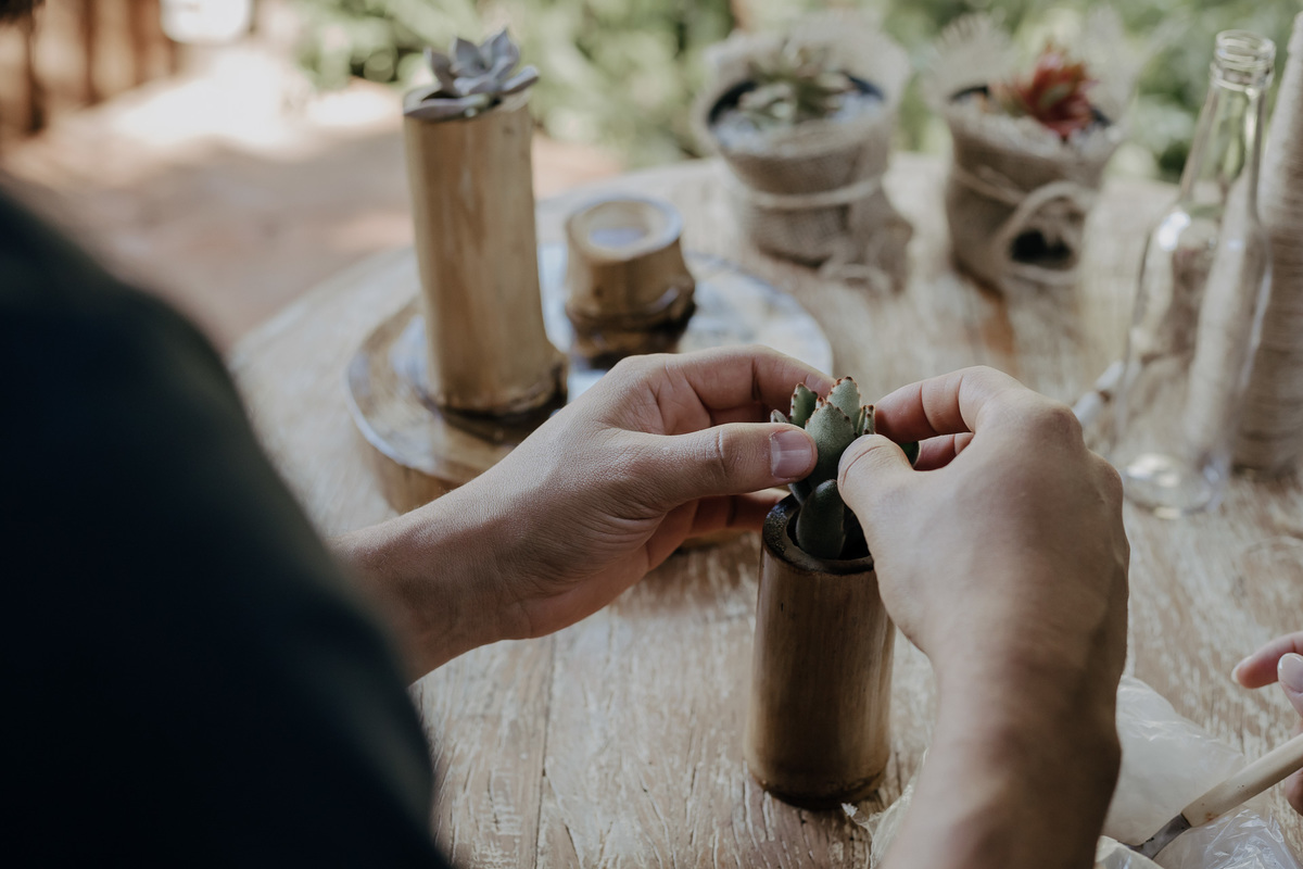 CASAL FAZENDO A DECORAÇÃO DO CASAMENTO JUNTOS EM UM MOMENTO MUITO INTIMO E DIVERTIDO