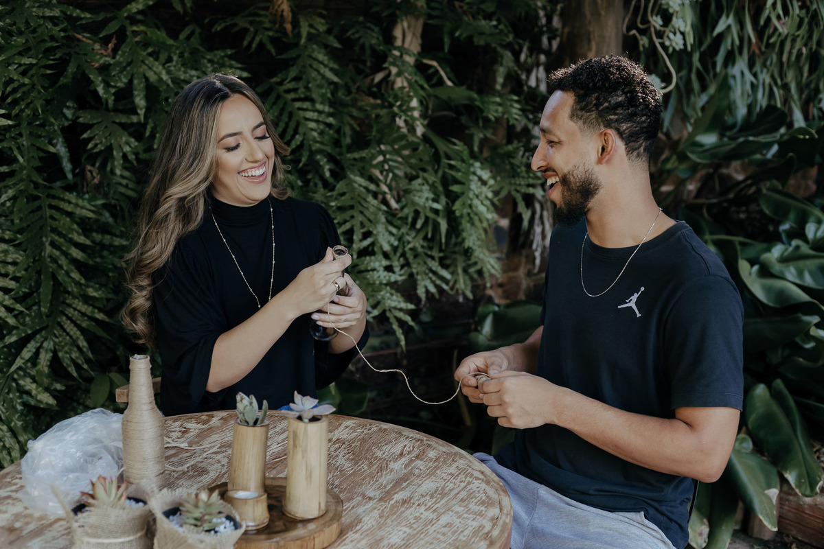 CASAL FAZENDO A DECORAÇÃO DO CASAMENTO JUNTOS EM UM MOMENTO MUITO INTIMO E DIVERTIDO