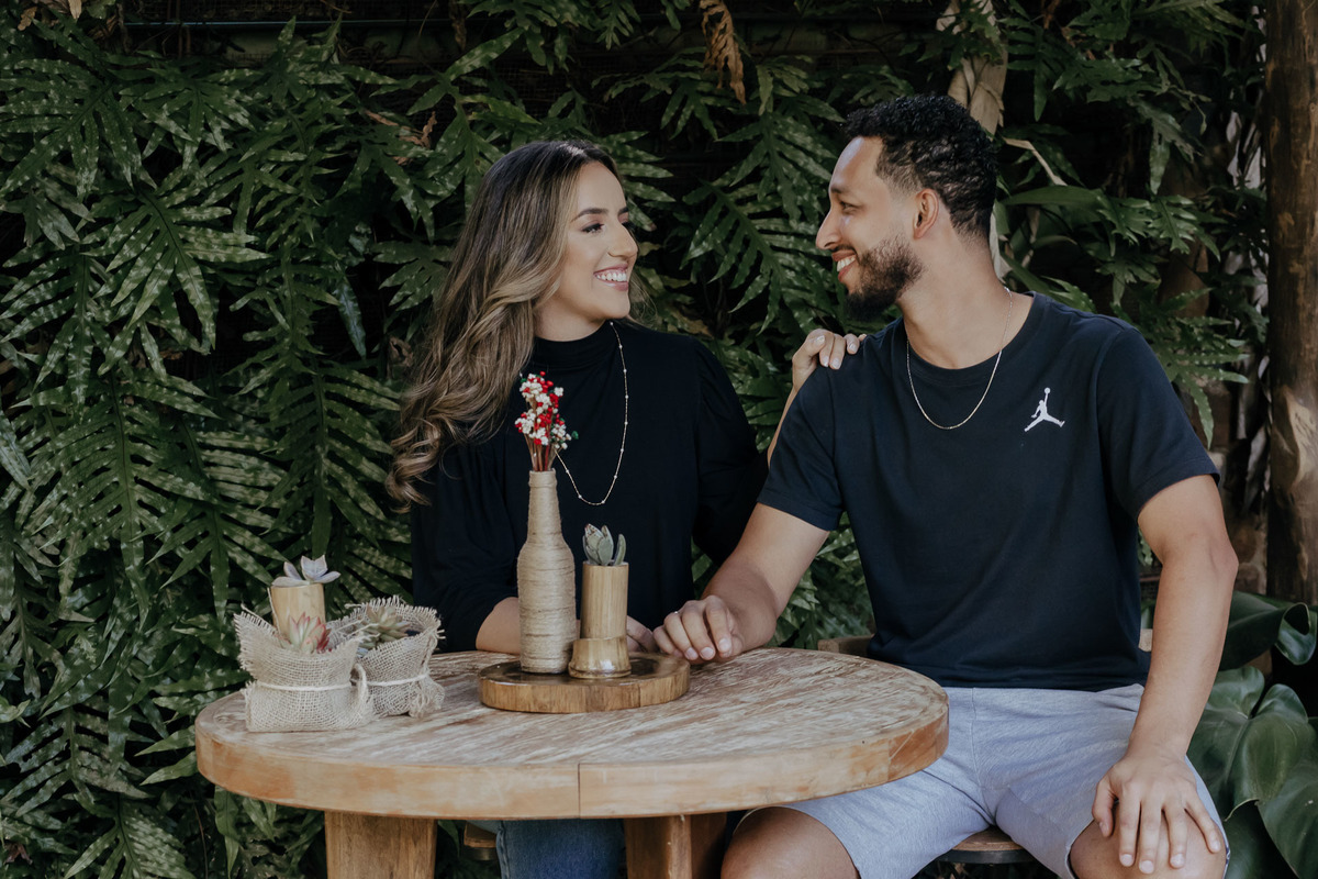 CASAL FAZENDO A DECORAÇÃO DO CASAMENTO JUNTOS EM UM MOMENTO MUITO INTIMO E DIVERTIDO