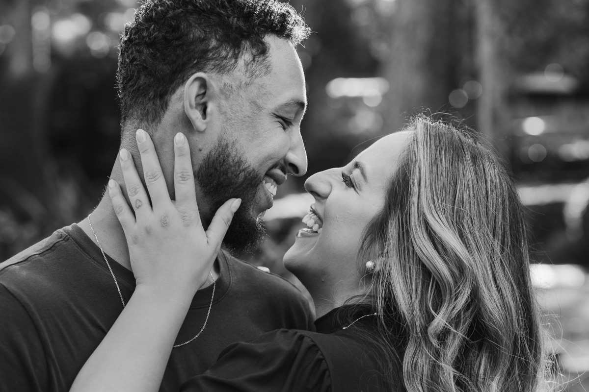 ENSAIO PRE CASAMENTO OU PRE WEDDING REALIZADO NA FAZENDA DO EDEN GARDEN EM MARINGA NO PARANA E FOTOGRAFADO POR LUCAS DREHER COM UM CASAL LEVE DESCONTRAIDO DIVERTIDO E ALEGRE