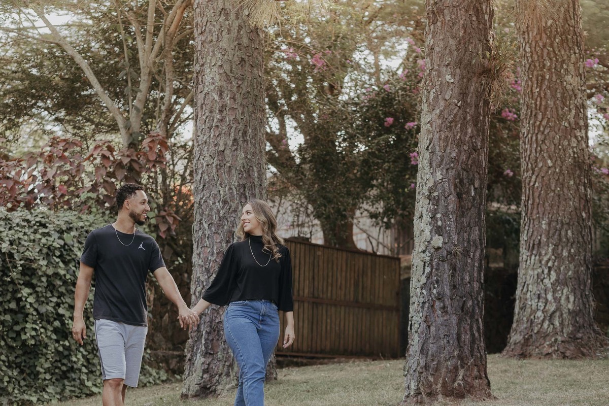 ENSAIO PRE CASAMENTO OU PRE WEDDING REALIZADO NA FAZENDA DO EDEN GARDEN EM MARINGA NO PARANA E FOTOGRAFADO POR LUCAS DREHER COM UM CASAL LEVE DESCONTRAIDO DIVERTIDO E ALEGRE