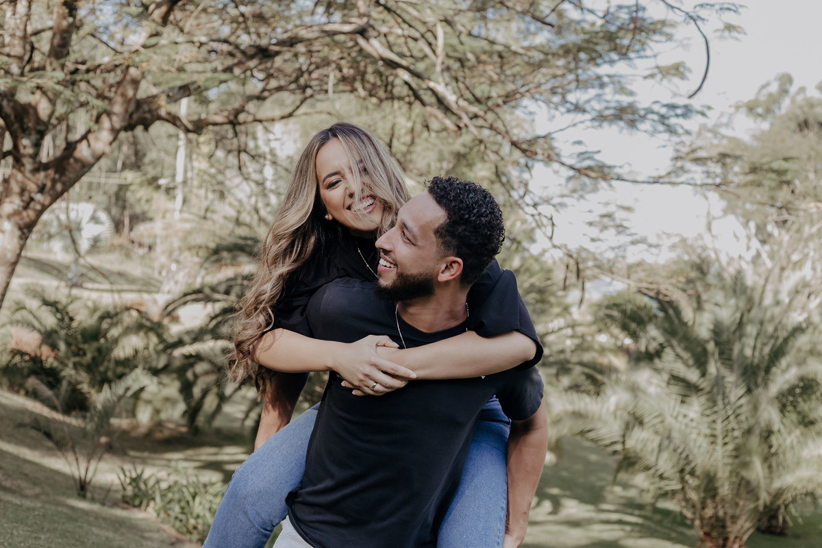 ENSAIO PRE CASAMENTO OU PRE WEDDING REALIZADO NA FAZENDA DO EDEN GARDEN EM MARINGA NO PARANA E FOTOGRAFADO POR LUCAS DREHER COM UM CASAL LEVE DESCONTRAIDO DIVERTIDO E ALEGRE