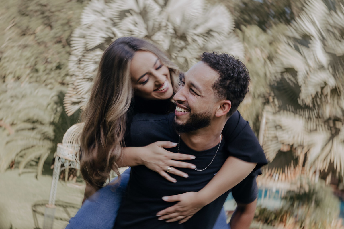 ENSAIO PRE CASAMENTO OU PRE WEDDING REALIZADO NA FAZENDA DO EDEN GARDEN EM MARINGA NO PARANA E FOTOGRAFADO POR LUCAS DREHER COM UM CASAL LEVE DESCONTRAIDO DIVERTIDO E ALEGRE