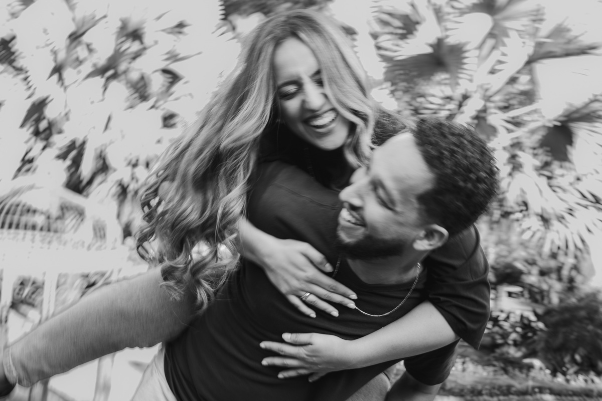 ENSAIO PRE CASAMENTO OU PRE WEDDING REALIZADO NA FAZENDA DO EDEN GARDEN EM MARINGA NO PARANA E FOTOGRAFADO POR LUCAS DREHER COM UM CASAL LEVE DESCONTRAIDO DIVERTIDO E ALEGRE