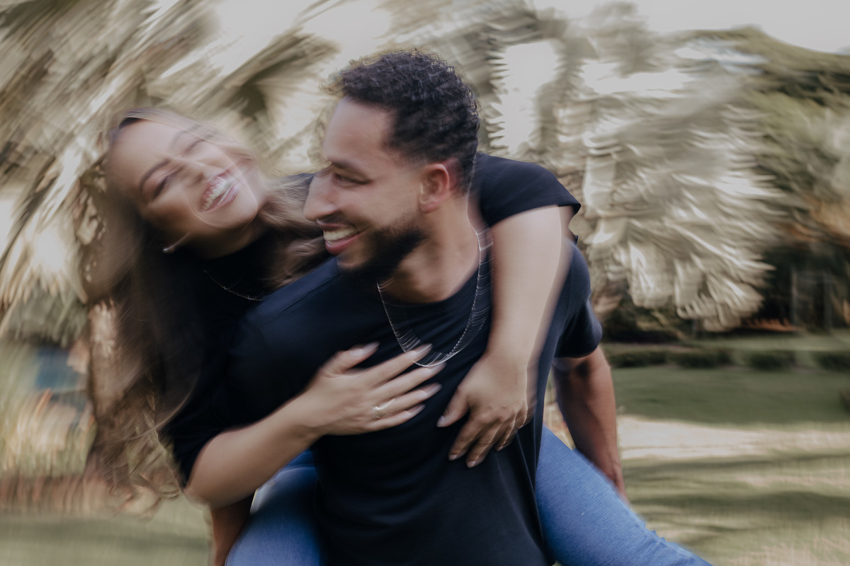 ENSAIO PRE CASAMENTO OU PRE WEDDING REALIZADO NA FAZENDA DO EDEN GARDEN EM MARINGA NO PARANA E FOTOGRAFADO POR LUCAS DREHER COM UM CASAL LEVE DESCONTRAIDO DIVERTIDO E ALEGRE