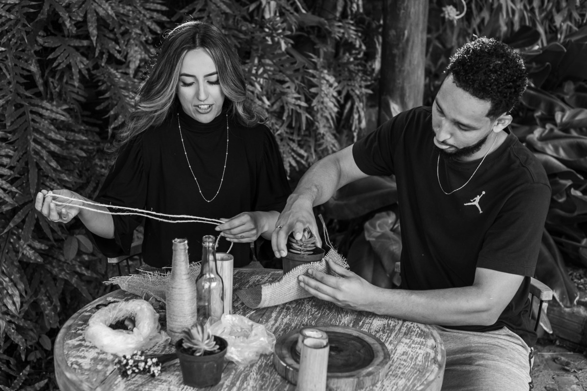 CASAL FAZENDO A DECORAÇÃO DO CASAMENTO JUNTOS EM UM MOMENTO MUITO INTIMO E DIVERTIDO