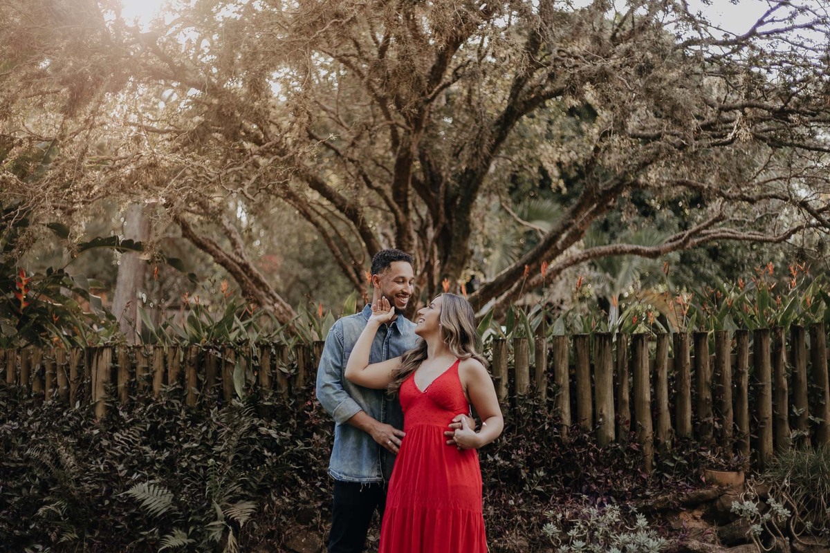 ENSAIO PRE CASAMENTO OU PRE WEDDING REALIZADO NA FAZENDA DO EDEN GARDEN EM MARINGA NO PARANA E FOTOGRAFADO POR LUCAS DREHER COM UM CASAL LEVE DESCONTRAIDO DIVERTIDO E ALEGRE