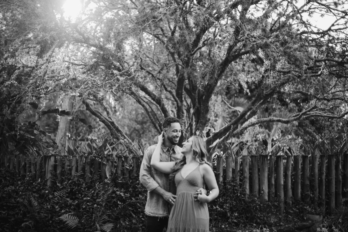 ENSAIO PRE CASAMENTO OU PRE WEDDING REALIZADO NA FAZENDA DO EDEN GARDEN EM MARINGA NO PARANA E FOTOGRAFADO POR LUCAS DREHER COM UM CASAL LEVE DESCONTRAIDO DIVERTIDO E ALEGRE