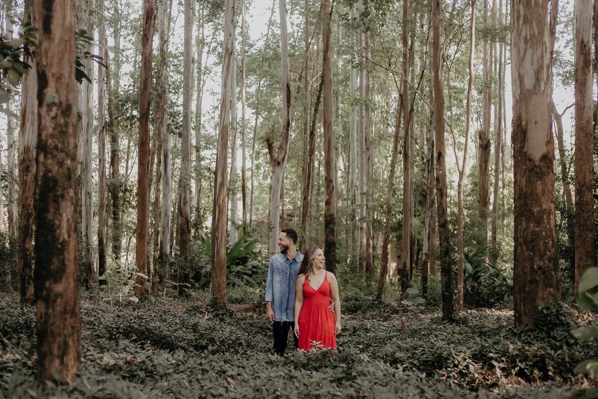 ENSAIO PRE CASAMENTO OU PRE WEDDING REALIZADO NA FAZENDA DO EDEN GARDEN EM MARINGA NO PARANA E FOTOGRAFADO POR LUCAS DREHER COM UM CASAL LEVE DESCONTRAIDO DIVERTIDO E ALEGRE