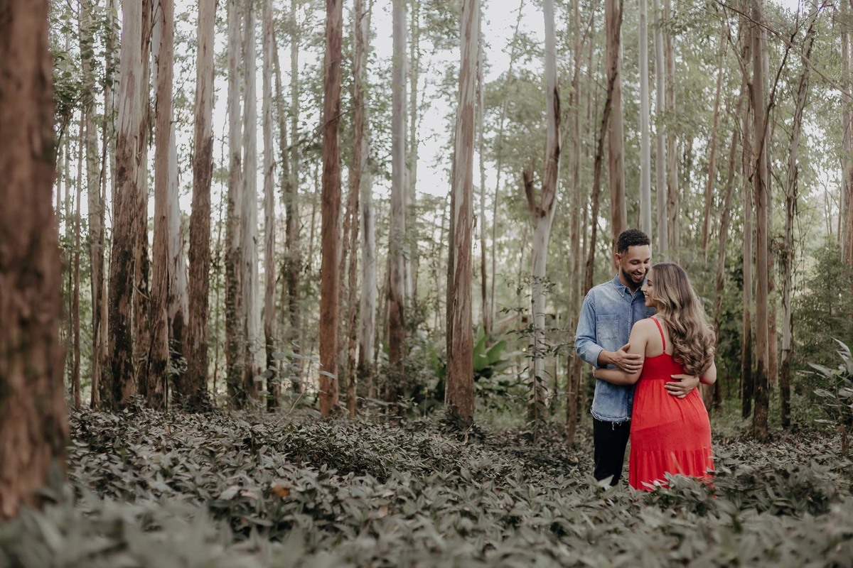 ENSAIO PRE CASAMENTO OU PRE WEDDING REALIZADO NA FAZENDA DO EDEN GARDEN EM MARINGA NO PARANA E FOTOGRAFADO POR LUCAS DREHER COM UM CASAL LEVE DESCONTRAIDO DIVERTIDO E ALEGRE