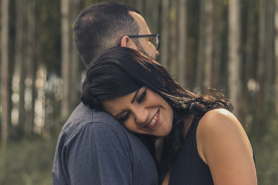 ENSAIO FOTOGRAFICO EUCALIPTOS FOTOGRAFIA COM O CASAL ABRAÇADO E SORRINDO ENSAIO REALIZADO EM MANDAGUACU PARANA