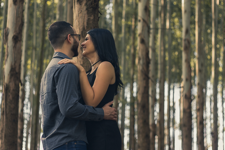 ENSAIO FOTOGRAFICO EUCALIPTOS FOTOGRAFIA COM O CASAL ABRAÇADO E SORRINDO ENSAIO REALIZADO EM MANDAGUACU PARANA