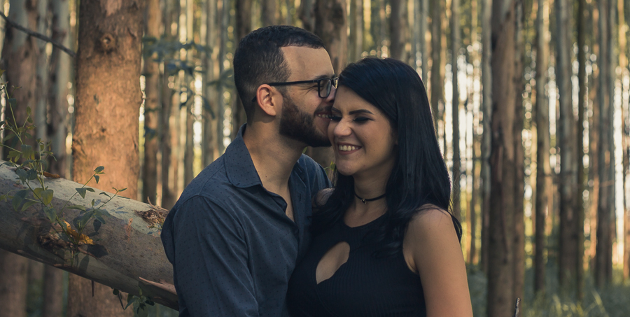 ENSAIO FOTOGRAFICO EUCALIPTOS FOTOGRAFIA COM O CASAL ABRAÇADO E SORRINDO ENSAIO REALIZADO EM MANDAGUACU PARANA