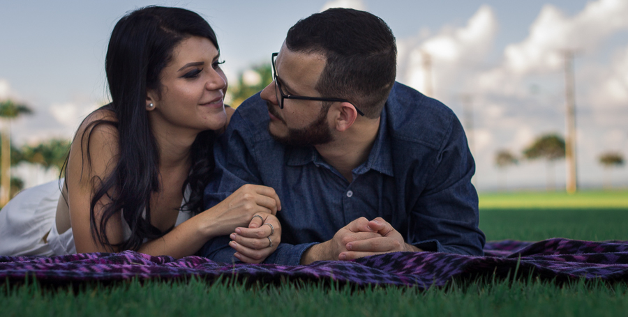 ENSAIO FOTOGRAFICO DE CASAL PRE WEDDING DEITADOS NA TOALHA AO AR LIVRE CASAL SE OLHANDO EM MARINGA PARANA