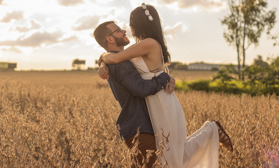 ENSAIO FOTOGRAFICO DE CASAL PRE WEDDING PLANTACAO AO AR LIVRE A MULHER SE JOGOU NOS BRACOS DO NOIVO PROVOCANDO RISADAS MARINGA PARANA