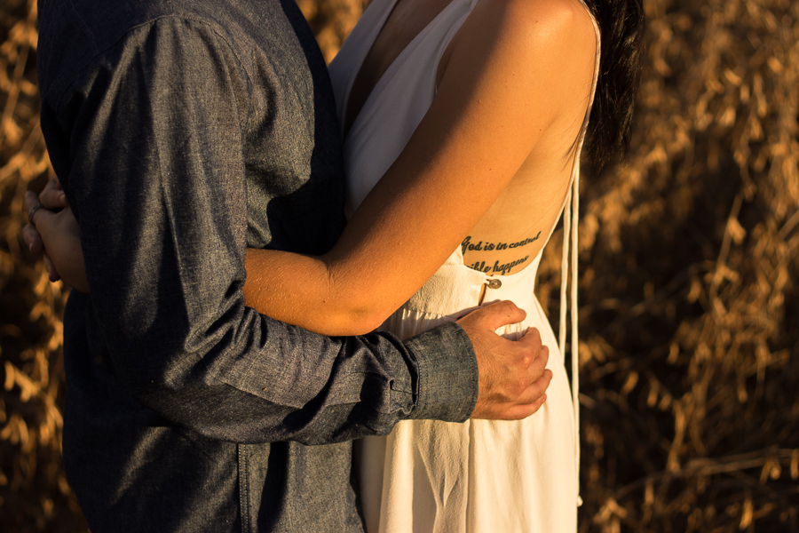 ENSAIO FOTOGRAFICO PLANTACAO AO AR LIVRE 
 COM UMA FOTOGRAFIA DE DETALHES MOSTRANDO APENAS O ABRAÇO DO CASAL