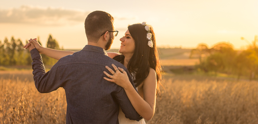 ENSAIO FOTOGRAFICO DE CASAL PRE WEDDING PLANTACAO DANCANDO AO AR LIVRE ABRACOS SORRISOS MANDAGUACU MARINGA PARANA 