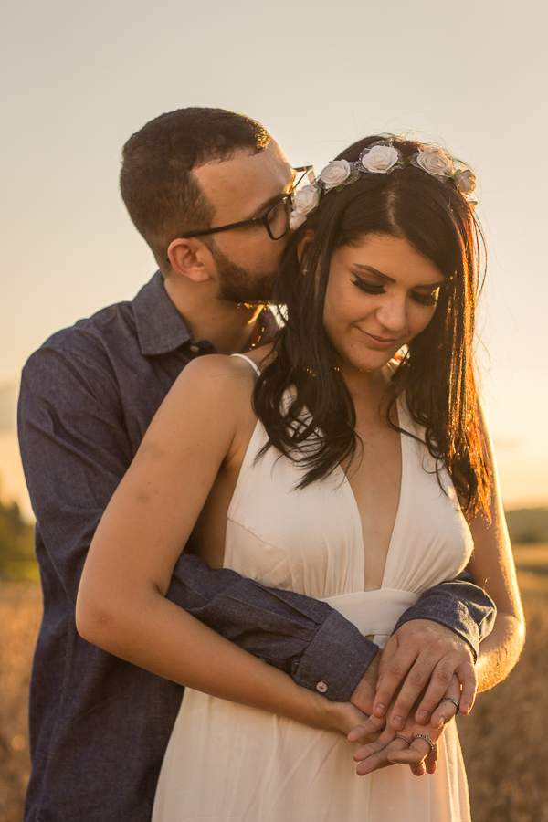 ENSAIO FOTOGRAFICO DE CASAL PRE WEDDING EM UMA PLANTACAO AO AR LIVRE ABRACOS SORRISOS BEIJOS MANDAGUACU MARINGA PARANA 