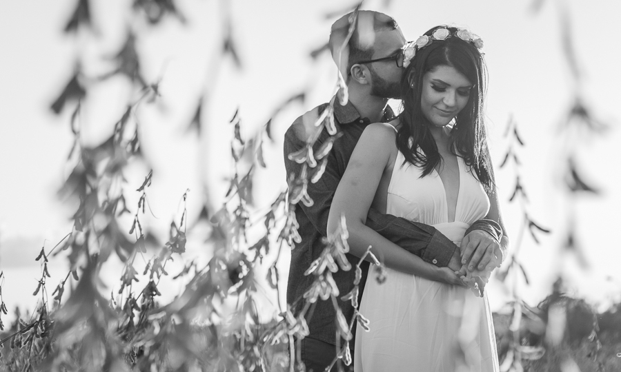 ENSAIO FOTOGRAFICO DE CASAL PRE WEDDIND EM UMA PLANTACAO AO AR LIVRE ABRACOS SORRISOS MANDAGUACU MARINGA PARANA FOTOGRAFIA PRETA E BRANCA