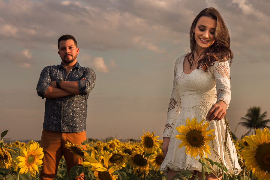 ENSAIO FOTOGRAFICO DE CASAL EM MARIALVA EM CAMPO DE GIRASSOL GIRASSOIS FLORES MARINGA MANDAGUACU
