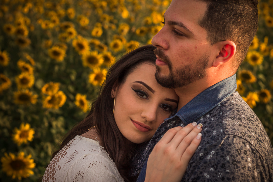 ENSAIO FOTOGRAFICO DE CASAL EM MARIALVA EM CAMPO DE GIRASSOL GIRASSOIS FLORES MARINGA MANDAGUACU