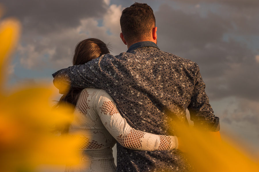 ENSAIO FOTOGRAFICO DE CASAL EM MARIALVA EM CAMPO DE GIRASSOL GIRASSOIS FLORES MARINGA MANDAGUACU