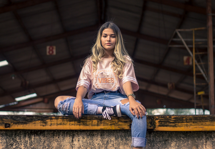 ENSAIO FOTOGRAFICO FEMININO DE MODELO EM MARINGA EM UMA FABRICA ABANDONADA MANDAGUACU