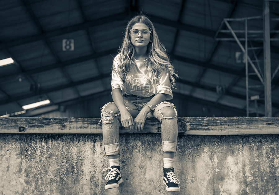 ENSAIO FOTOGRAFICO FEMININO DE MODELO EM MARINGA EM UMA FABRICA ABANDONADA MANDAGUACU