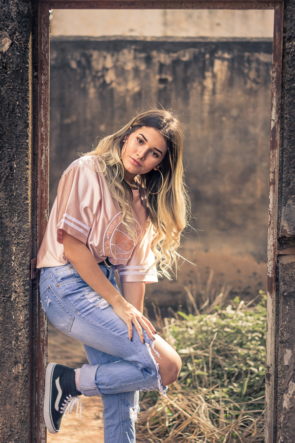 ENSAIO FOTOGRAFICO FEMININO DE MODELO EM MARINGA EM UMA FABRICA ABANDONADA MANDAGUACU