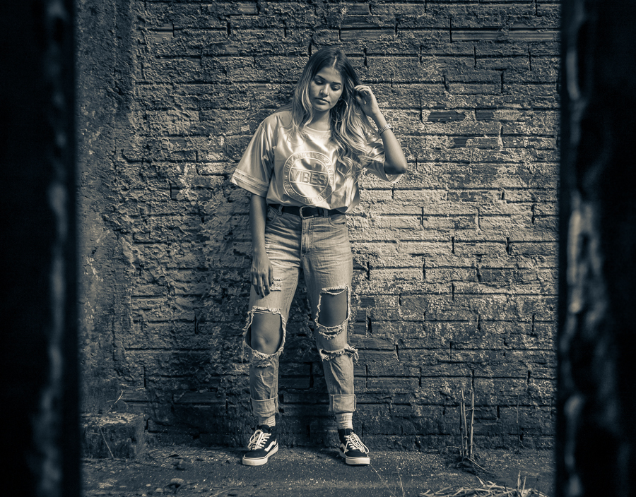 ENSAIO FOTOGRAFICO FEMININO DE MODELO EM MARINGA EM UMA FABRICA ABANDONADA MANDAGUACU