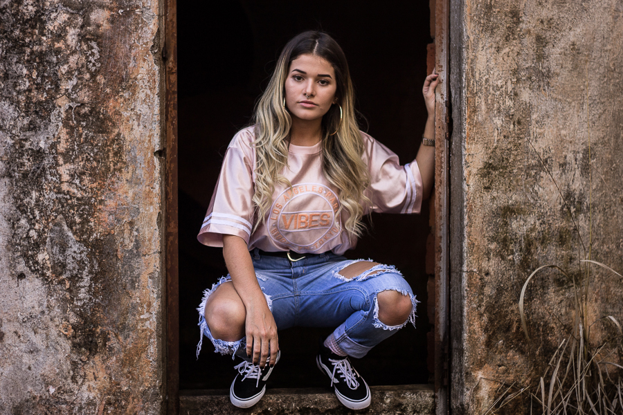 ENSAIO FOTOGRAFICO FEMININO DE MODELO EM MARINGA EM UMA FABRICA ABANDONADA MANDAGUACU