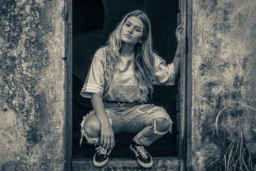 ENSAIO FOTOGRAFICO FEMININO DE MODELO EM MARINGA EM UMA FABRICA ABANDONADA MANDAGUACU