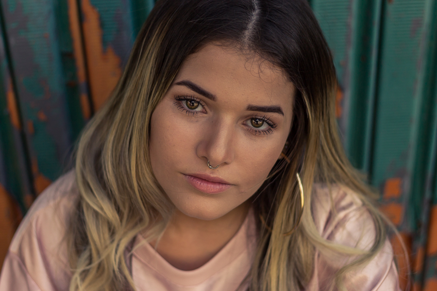 ENSAIO FOTOGRAFICO FEMININO DE MODELO EM MARINGA EM UMA FABRICA ABANDONADA MANDAGUACU