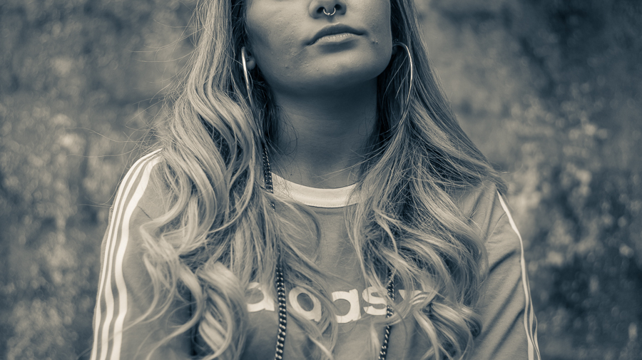 ENSAIO FOTOGRAFICO FEMININO DE MODELO EM MARINGA EM UMA FABRICA ABANDONADA MANDAGUACU