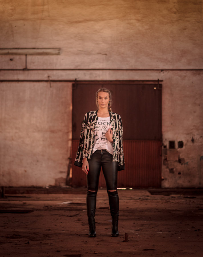 ENSAIO FOTOGRAFICO FEMININO DE MODELO EM MARINGA EM UMA FABRICA ABANDONADA MANDAGUACU