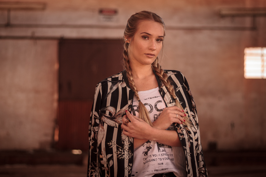 ENSAIO FOTOGRAFICO FEMININO DE MODELO EM MARINGA EM UMA FABRICA ABANDONADA MANDAGUACU