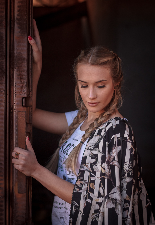 ENSAIO FOTOGRAFICO FEMININO DE MODELO EM MARINGA EM UMA FABRICA ABANDONADA MANDAGUACU