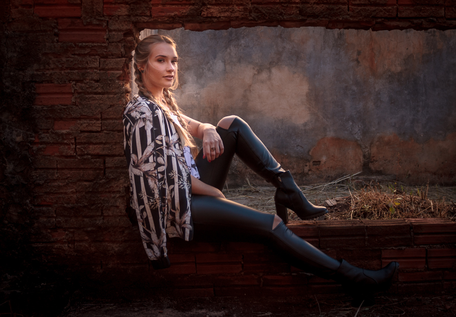 ENSAIO FOTOGRAFICO FEMININO DE MODELO EM MARINGA EM UMA FABRICA ABANDONADA MANDAGUACU