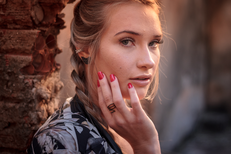 ENSAIO FOTOGRAFICO FEMININO DE MODELO EM MARINGA EM UMA FABRICA ABANDONADA MANDAGUACU