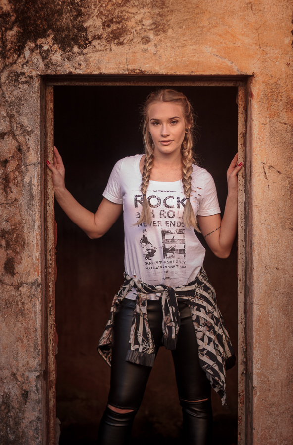 ENSAIO FOTOGRAFICO FEMININO DE MODELO EM MARINGA EM UMA FABRICA ABANDONADA MANDAGUACU