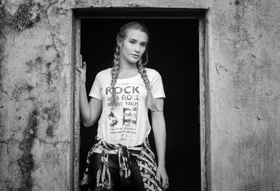 ENSAIO FOTOGRAFICO FEMININO DE MODELO EM MARINGA EM UMA FABRICA ABANDONADA MANDAGUACU
