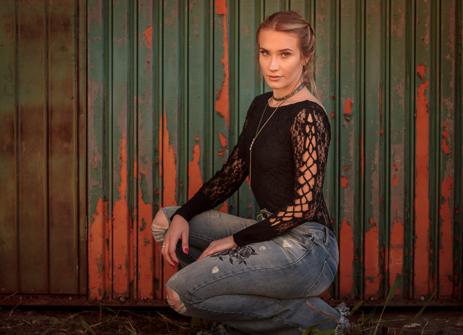 ENSAIO FOTOGRAFICO FEMININO DE MODELO EM MARINGA EM UMA FABRICA ABANDONADA MANDAGUACU