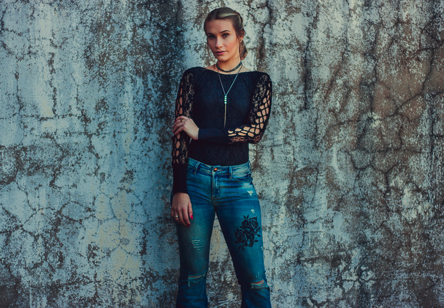 ENSAIO FOTOGRAFICO FEMININO DE MODELO EM MARINGA EM UMA FABRICA ABANDONADA MANDAGUACU