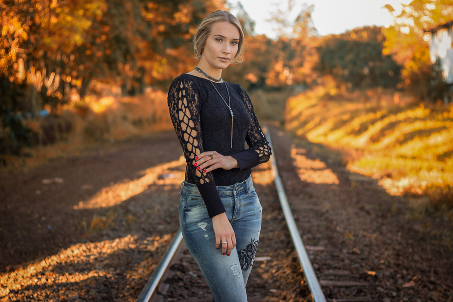 ENSAIO FOTOGRAFICO FEMININO DE MODELO EM MARINGA EM UMA FABRICA ABANDONADA MANDAGUACU LINHA DO TREM