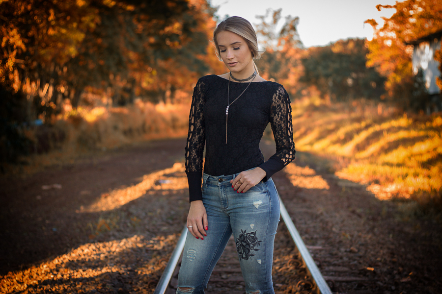 ENSAIO FOTOGRAFICO FEMININO DE MODELO EM MARINGA EM UMA FABRICA ABANDONADA MANDAGUACU LINHA DO TREM