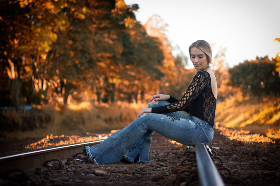 ENSAIO FOTOGRAFICO FEMININO DE MODELO EM MARINGA EM UMA FABRICA ABANDONADA MANDAGUACU LINHA DO TREM