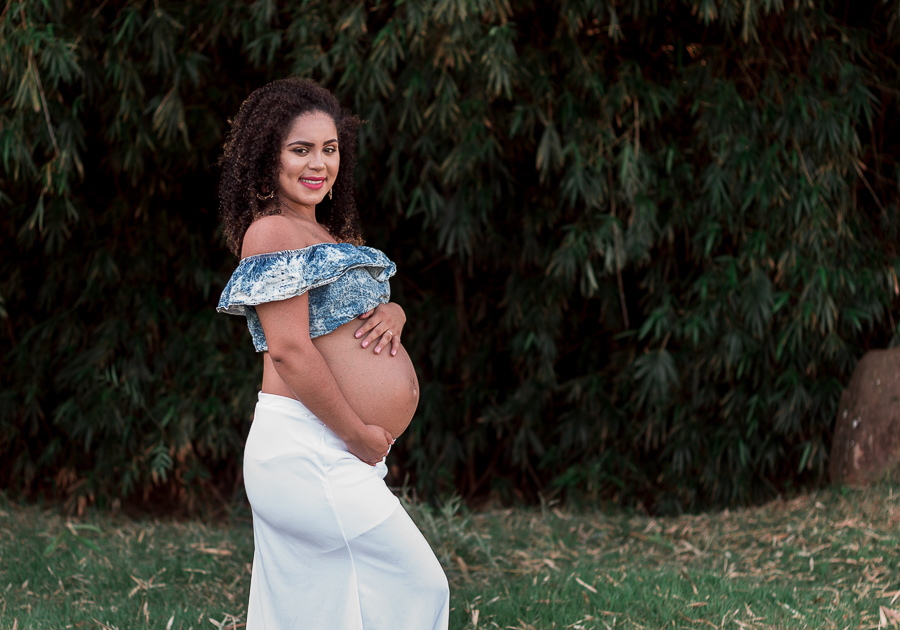 ENSAIO FOTOGRAFICO DE GESTANTES NO PARQUE DO JAPAO EM UMA TARDE ENSOLARADA EM MARINGA PARANA BRASIL NA IMAGEM A GESTANTE ESTÁ EM PE COM AS MAOS NA BARRIGA COM O FUNDO CERCADO DE BAMBUS